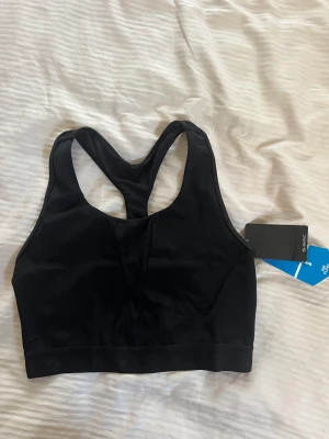 Ny sport bh med lappar - Oanvänd sport bh från soc. Medium support. Strl L men liten så passar M bättre