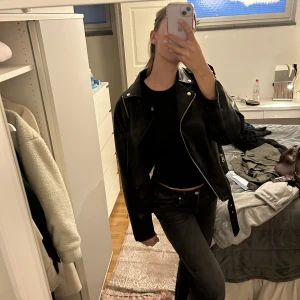 Skinnjacka  - Suuuper snyygg skinnjacka från missguided som jag älskat i mina dagar, men använder inte längre, dags att byta ut till något nytt i garderoben. Den ser ut som ny! Kommer inte ihåg vad jag köpte den för men mellan 400-500kr 