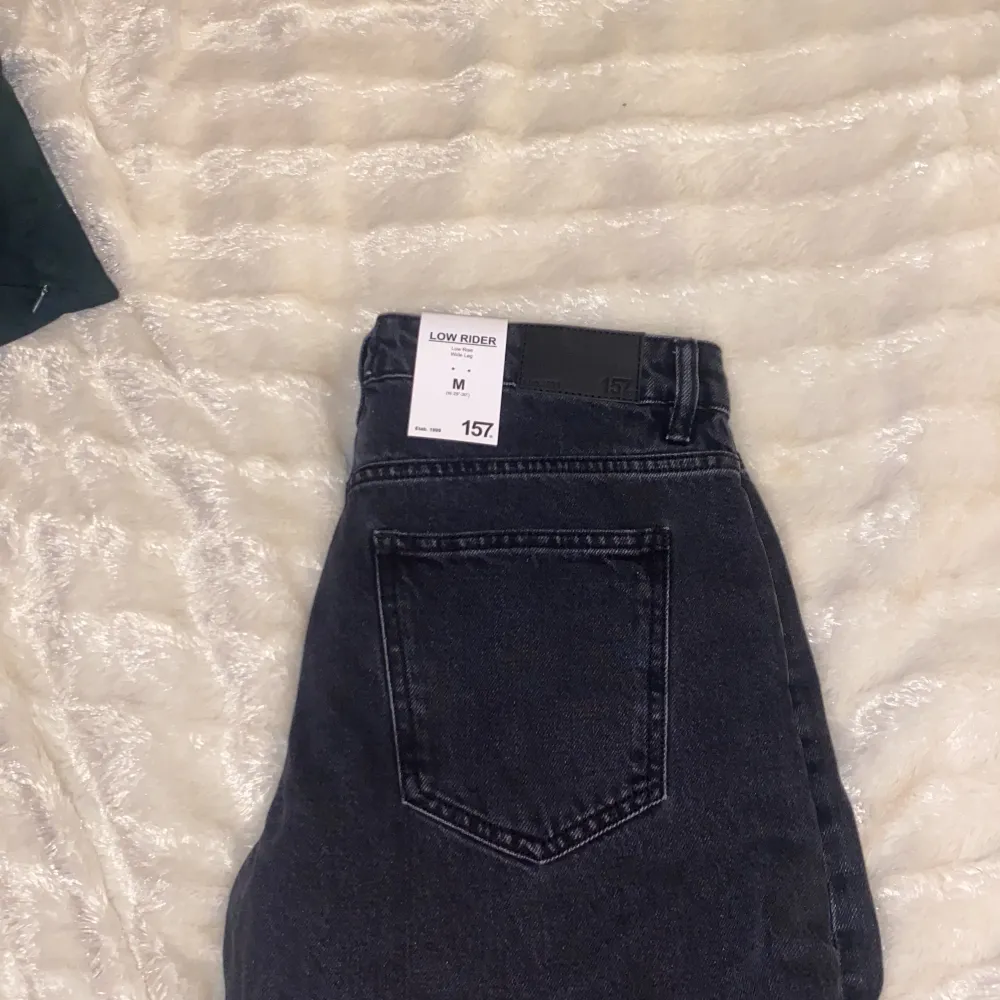 Svarta lågmidjade low-rider jeans från lager 157.  Aldrig använda, lappen sitter kvar.  Säljer då jag inte gillar passformen på mig. . Jeans & Byxor.
