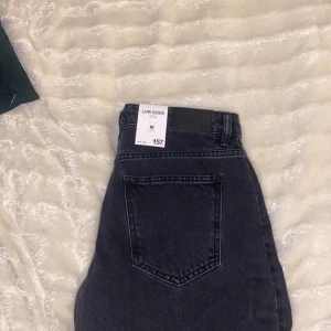 Lager 157 jeans  - Svarta lågmidjade low-rider jeans från lager 157.  Aldrig använda, lappen sitter kvar.  Säljer då jag inte gillar passformen på mig. 