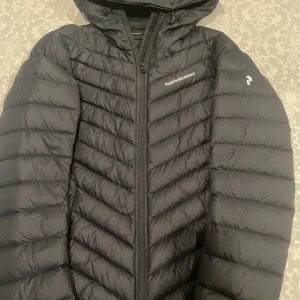 Peak performance jacka - Snygg höst och vinter jacka från Peak Performance. Storlek S, Det är inga hål eller defekter på jackan. Ny pris 2399kr.