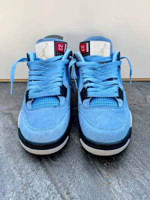 Jordan 4 University blue  - Jag säljer mina Jordan 4 University blue. De är i perfekt skick och oanvända. Inga skador, smuts eller annat. Nyskick. De är garanterat original men dessvärre utan box. 