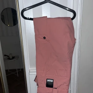 Täckbyxa - Rosa täckbyxa från dope. Använda men inte slitna. Snygg färg som sticker ut lite. Nypris 1599kr