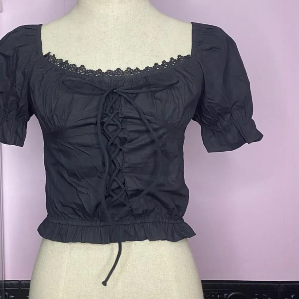 Svart vintage topp sitter mer cropped , hittar ingen storlek men estimerar den till strl s/xs . Neuletakit & Villapaidat.