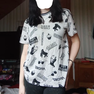 T-shirt - Fin vit t-shirt, använder it längre då den inte är min stil, står divided som märke. Nypris: runt 50-60kr. 