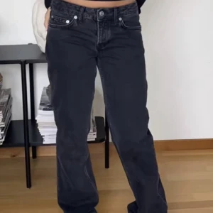 Jeans (icon) - Säljer ett par as snygga lågmidjade jenas från lager 157 i modellen icon. Absolut inget fel på byxorna utan säljer då dom inte passar mig längre ☺️ storlek xs. innerbenslängden är 79/80 cm och midje måttet tvärs över är 36cm. Kom privat för frågor!❤️