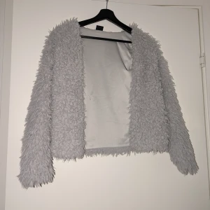 Lurvig kofta - Grå lurvig kofta som är perfekt nu när det blir lite kallare. Supermysig men kom tyvärr aldrig till användning för mig