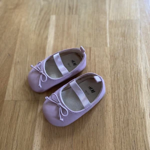 Bebis ballerina skor - Aldrig använda. Storleken står i skorna. 