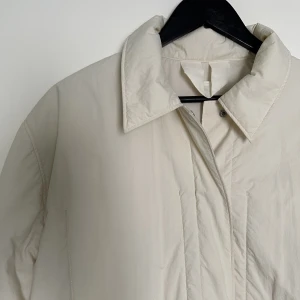 ARKET off-white jacka - ARKET off-white jacka Storlek 38 Färg: Off-white Skick: som ny Material: 100% återvunnen polyester Nypris: 1790 kr, mitt pris 779 kr inklusive frakt