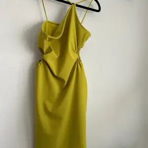 Klänning från Gina tricot i senapsgul färg. Strl 38 