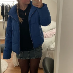 Puffjacka med luva - Extremt fin puffjacka från Nelly med fina detaljer i form av snören fram. Använd några gånger, ca 10. Säljer pga rensar garderoben och har köpt nya jackor. 💕