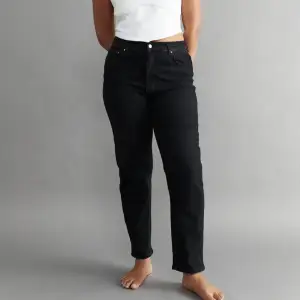 Comfy mom jeans, säljer då de inte används samt börjar bli små! Jättebekväma och fina, framhäver kroppen fint men enligt mig korta, första bilden visar bättre längden hos nån som är 172 cm. Priset kan diskuteras vill bli av med dem, skriv för fler bilder!