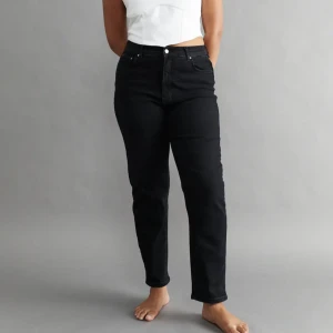 Mom jeans - Comfy mom jeans, säljer då de inte används samt börjar bli små! Jättebekväma och fina, framhäver kroppen fint men enligt mig korta, första bilden visar bättre längden hos nån som är 172 cm. Priset kan diskuteras vill bli av med dem, skriv för fler bilder!