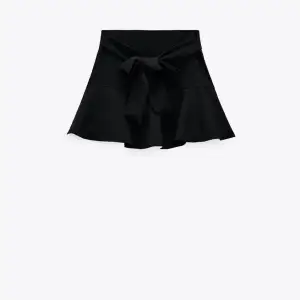 Helt ny jätte fin kjol från zara med prislappar kvar, aldrig använd pågrund av att den inte passar så den har inga defekter. Ser grå ut på bilden men är svart, köparen får stå för frakt. Tryck inte på köp direkt.