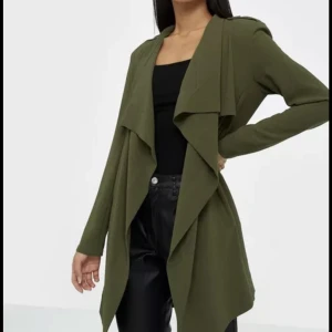 Grön tunn kappa 🧥  - Kappa från BIK BOK i nyskick. Använd fåtal gånger. Band i midjan sitter jättefint på och inga defekter alls. Som ny! Passar dig med S-M