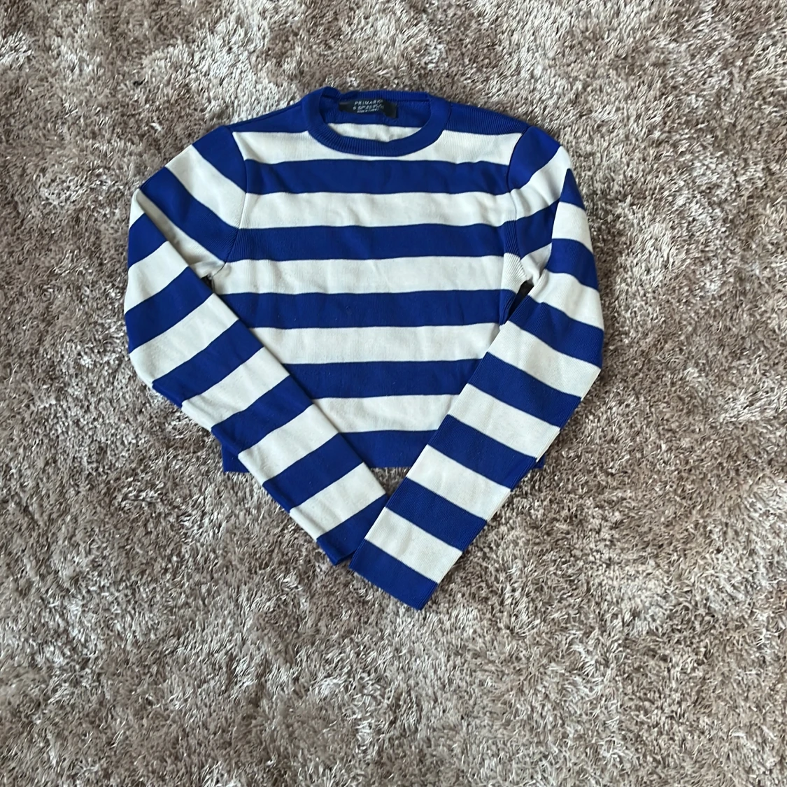 Blå O vit randig tröja