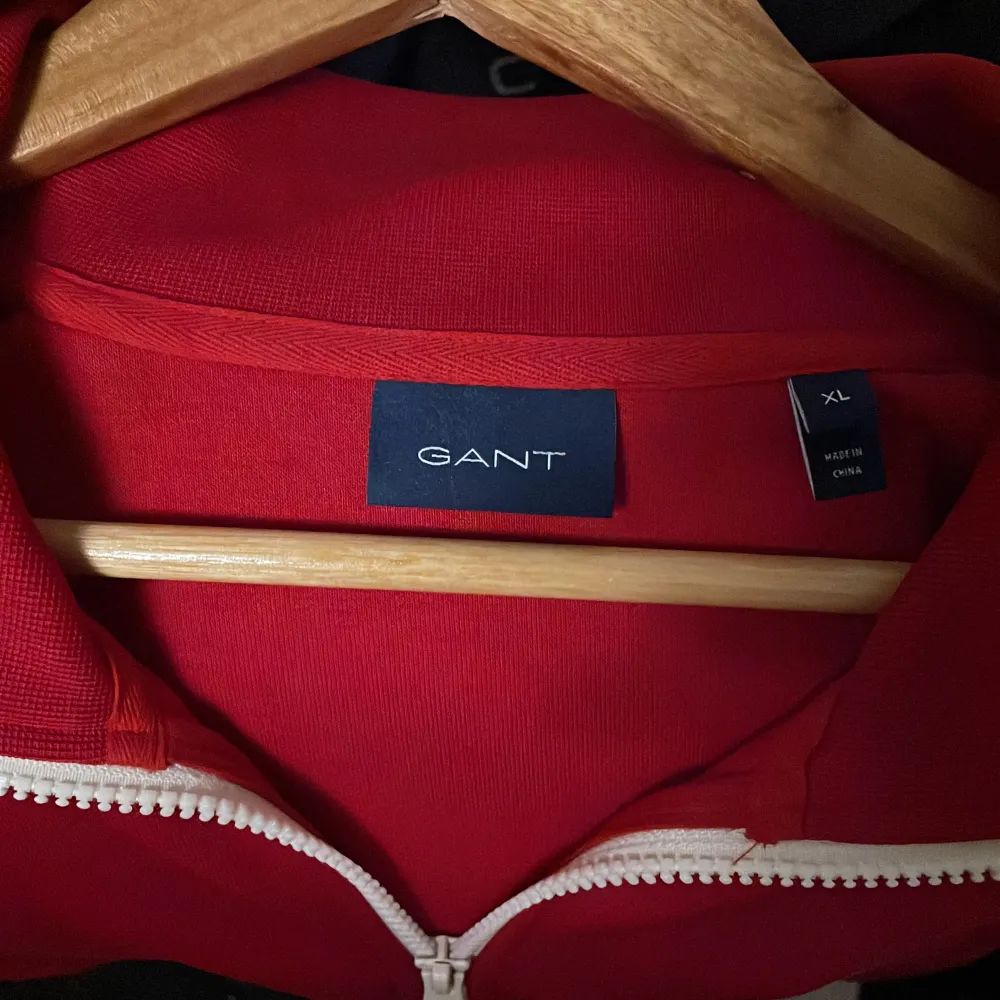 Gant zip up som är nästintill oanvänd säljer den för att den inte är min stil. Storlek XL men funkar som M.. Hoodies.