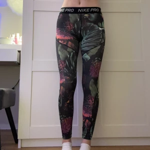 träningsbyxor  - Säljer mina Nike pro träningsbyxor med djungel mönster då de knappt kommit till användning🩷