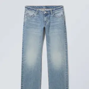 Original pris är 590kr Lågmidjade straight arrow jeans från weekday. Säljer pga längd, är 175cm men är perfekt för 155-165. Jätte fina. Perfekt skick och andvänt ganska mycket. 