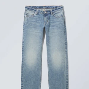 Mitt emellan ljus/mörk blåa Lågmidjade jeans - Original pris är 590kr Lågmidjade straight arrow jeans från weekday. Säljer pga längd, är 175cm men är perfekt för 155-165. Jätte fina. Perfekt skick och andvänt ganska mycket. 