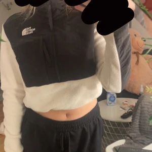 The North Face fleece jacka - Använd ett fåtal gånger. Går att spänna in där nere. Pris går att diskuteras
