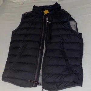 Parajumper väst - Det är storlek S på den, väldigt bra skick på västen , kan inte se att det ska vara något fel på den, skriv för mer bilder eller om du är intresserad, säljer via en säker affär via Plick på köp nu (: