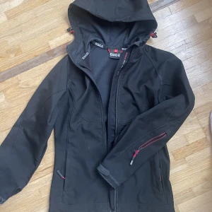 Regn/ vind jacka  - Säljer för den är för liten..men jätte fin
