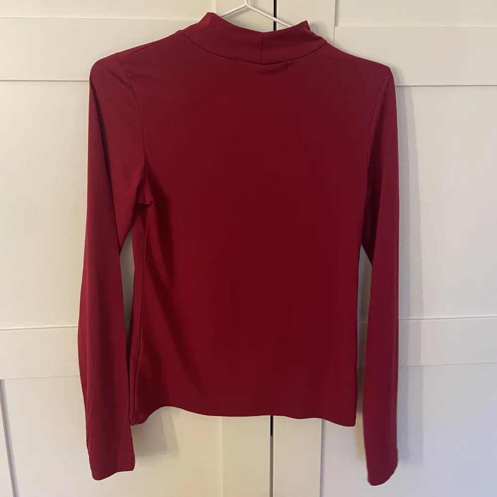 En jätte fin röd tröja från bik bok, flitigt använd men inga defekter!💕💕💕. Toppar.