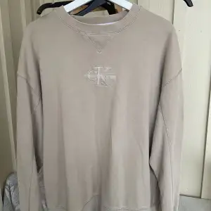 Hej! Säljer min Calvin Klein sweatshirt då jag inte passar i den längre. Knappt använd och bra skick. Pris kan diskuteras  Nypris: 1000kr