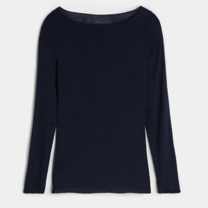 Intimissimi  - Köpte den för 500kr  Nu säljer jag den för 200 kr genom att den har hål vid armen. 