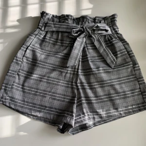 Paperbag shorts - Grå shorts i paperbag-stil med fickor. Fint skick