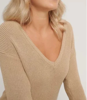 Stickad tröja  - Fin stickad tröja med djup v-ringning 