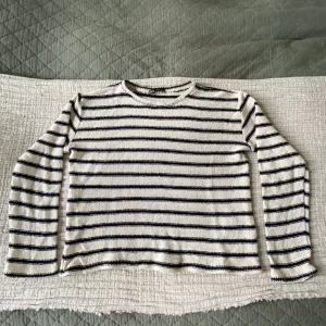 Tröja - Använd fåtal gånger, inga defekter, nyskick. Virkat material!