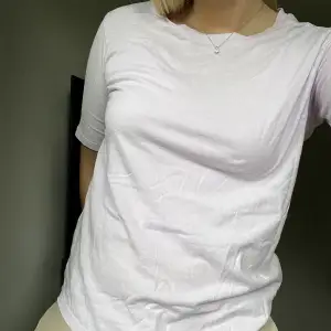 En pastell ljuslila t-shirt i stl XS från NewYorker 💜använd endast ett fåtal gånger!