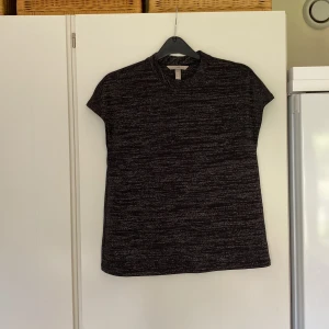 Glittrig söt topp ✨💖 - söt glittrig topp som passar Xs-S🌸. Passar även M men sitter inte lika löst🫶 Kontakta vid frågor! 