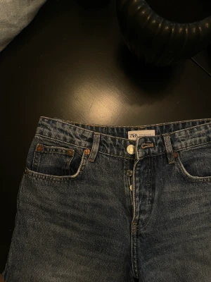 Jeans zara - Köpta för 359 kr. Zara jeans i blå med medelhög midja. 