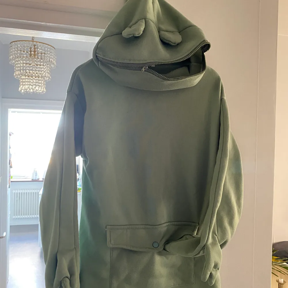 Mjuk och skön hoodie, rolig då man kan stänga för ansiktet med dragkedja. Oversized. . Hoodies.