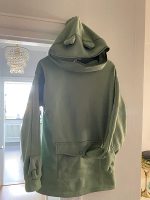 Hoodie groda - Mjuk och skön hoodie, rolig då man kan stänga för ansiktet med dragkedja. Oversized. 