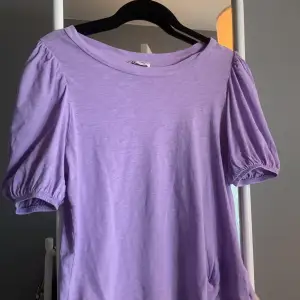 En lila tröja med jättefina ärm, använd några få gånger, storlek Xs säljer för 80kr😝