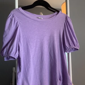 Tröja med ballongärm  - En lila tröja med jättefina ärm, använd några få gånger, storlek Xs säljer för 80kr😝