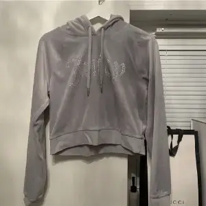 Säljer denna hoodie från juicy couture, knappt använd 🤍