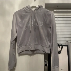 juicy tröja - Säljer denna hoodie från juicy couture, knappt använd 🤍