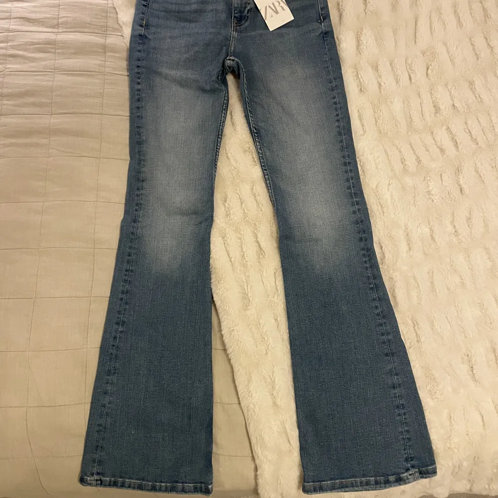 Säljer dessa blåa bootcut jeans ifrån Zara. Helt oanvända med prislappen kvar!❤️. Jeans & Byxor.