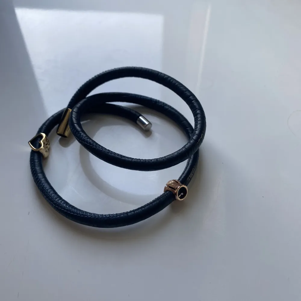 Christina Jewelry & Watches blått läderarmband (charms ingår). Ordinarie pris 2000kr mitt pris 300kr (priset kan diskuteras). Accessoarer.