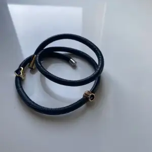 Christina Jewelry & Watches blått läderarmband (charms ingår). Ordinarie pris 2000kr mitt pris 300kr (priset kan diskuteras)