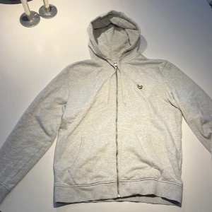 Lyle & Scott Hoodie - Lyle & Scott hoodie i storlek L men skulle säga att den är M i storleken. Säljer den eftersom den inte kommer till användning. Den är använd men är i bra skick och har inga hål eller liknande defekter. Köpare står för frakt 📦 