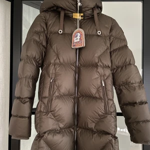 Parajumpers janet jacket - Köpt på nk, prislappen kvar och aldrig använd! Köpt för 7700:- säljer för 7000:-🤍 jättefin brun/grön färg💌jackan har några mindre märken på axeln, tror att det är något produktionsfel, men verkligen ingenting man tänker på (syns på sista bilden)🫶
