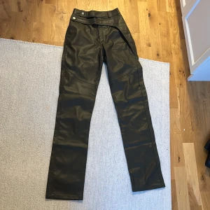 Läderbyxor från A-DSGN - Byxor i fejkläder från A-DSGN, storlek XXS (lite tighta i midjan för mig som vanligtvis har XS). 