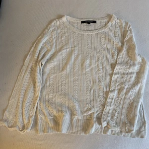 Stickad vit tröja - Vit stickad tröja knappt använd med vida ärmar