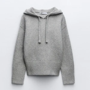 Super fin stickad hoodie⭐️ - Fin stickad hoodie från zara som är slutsåld, den är helt ny med prislapp kvar.💗⭐️